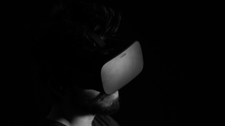 VRとARの定義は一から手作りであるか既存の存在に何かを付け足すかである