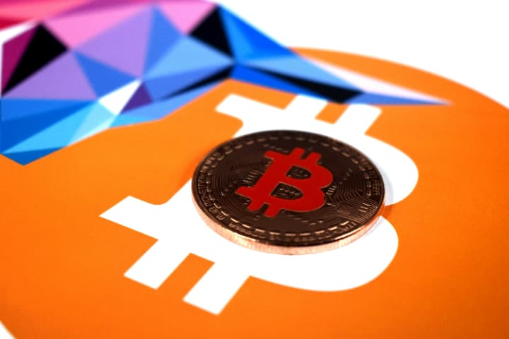 高騰するビットコインの要因とは?経済や政治と密接にかかわる仮想通貨