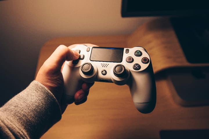 オンラインゲームの魅力:PCやプレステ・スイッチで楽しむMMOの世界