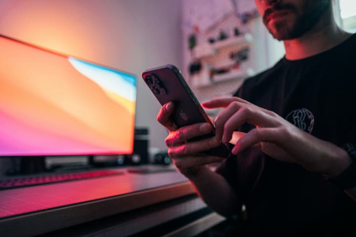 デジタルデトックスを意識して、スマートフォンと適度な距離感を保つ