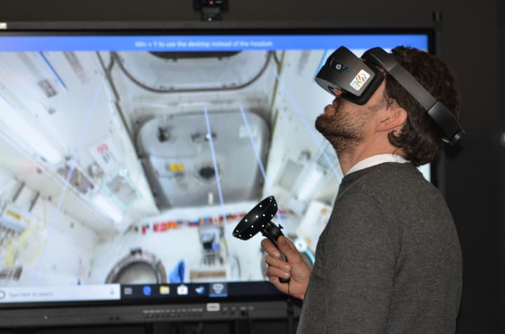 VR・ARとの違いについては、仮想現実なのか拡張現実なのかの違いがある