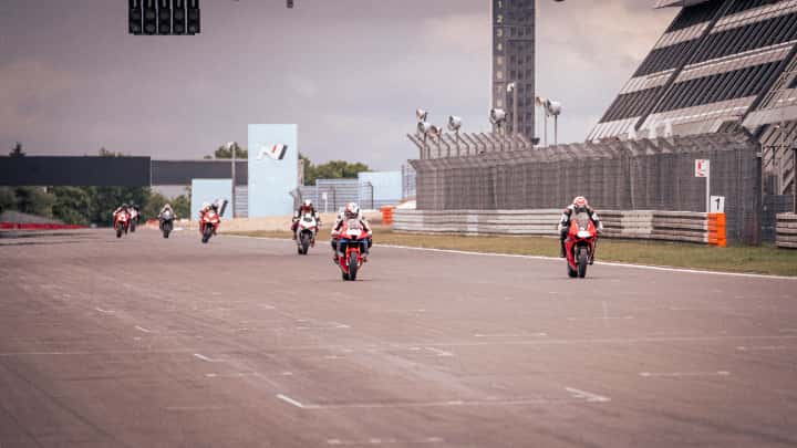 公道では見られない迫力のバトル！知られざるオートレースの世界